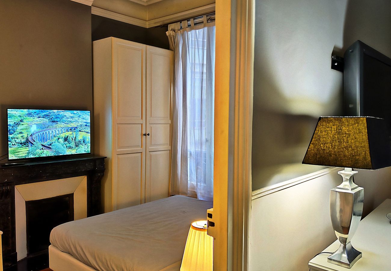 Apartment in Paris - Rue Quentin-Bauchart - Paris 8 - 208075