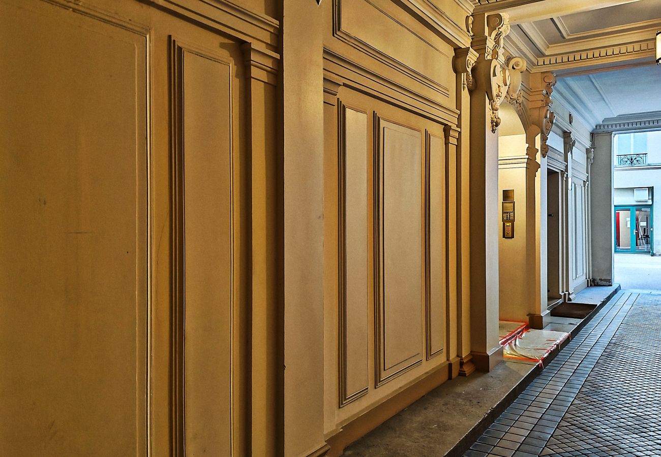 Apartment in Paris - Rue Quentin-Bauchart - Paris 8 - 208075